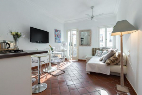 A lovely split level townhouse in the heart of Cannes next to the Marche Forville and the Palais 1749